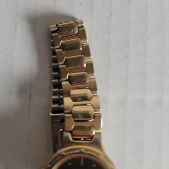 Bill Blass Stone Accent Quartz Ladies Watch With New Battery (001-6L32) - Picture 9 of 10